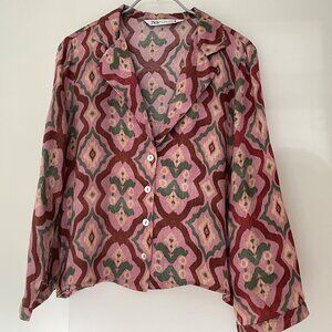 Blouse de type "pyjama" dans les tons de rose, brun, jaune et vert